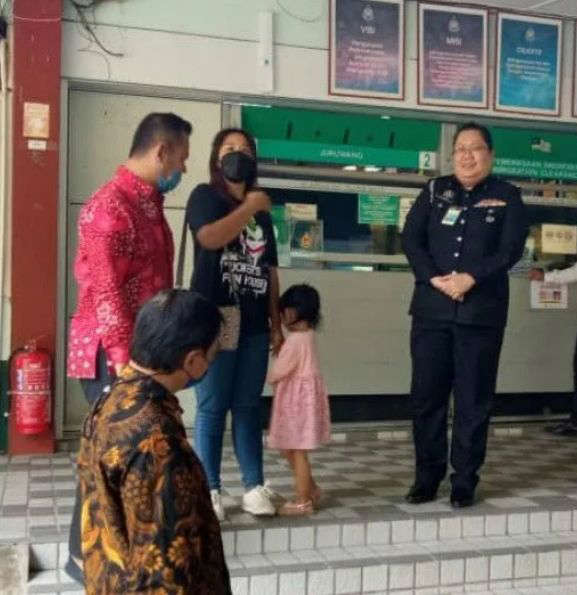 Kasihan! Bocah 4 Tahun Dipulangkan KJRI Kuching Karena Ibunya Terbunuh di Serawak Malaysia